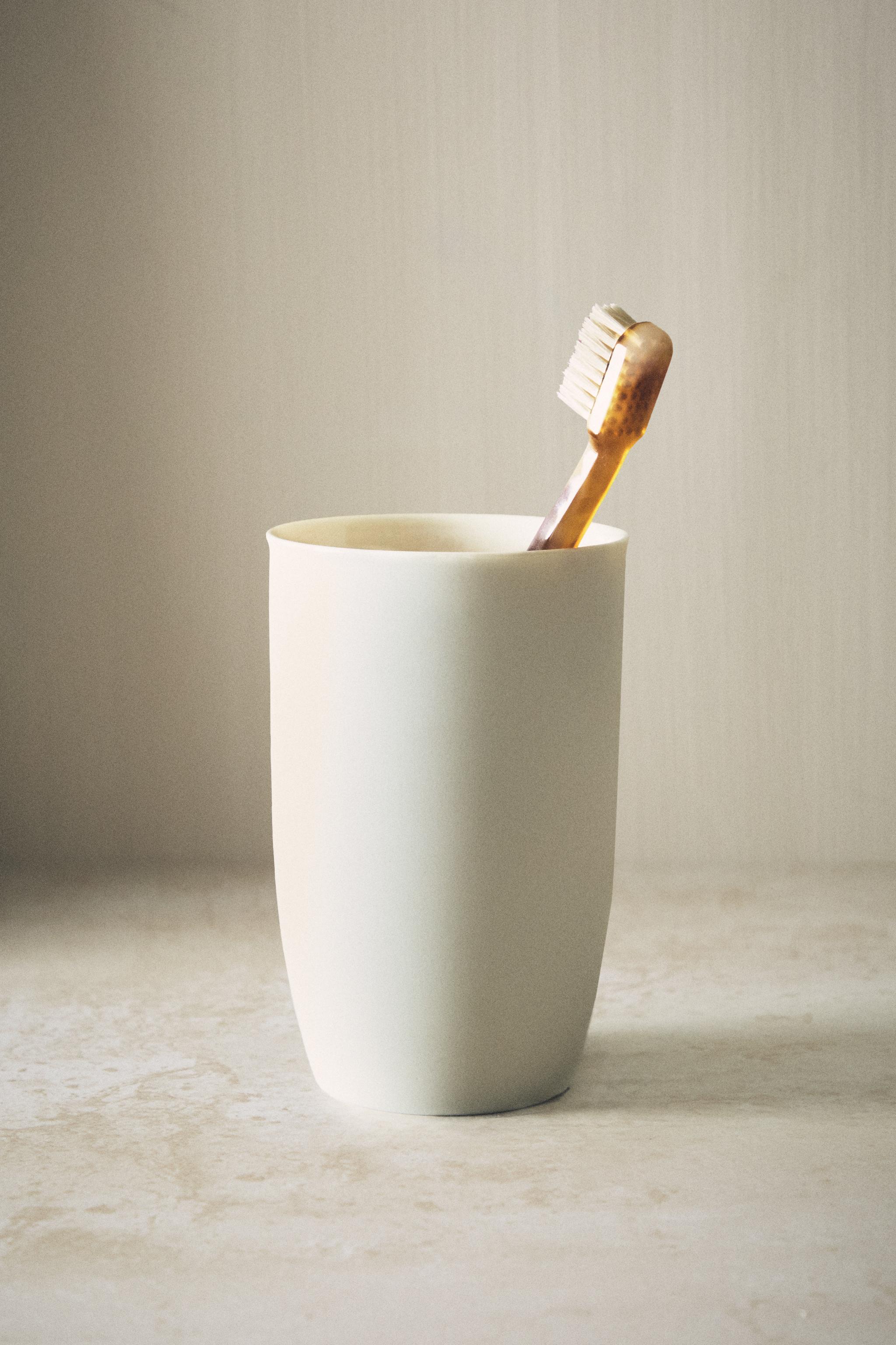 CERAMIC TOOTHBRUSH HOLDER